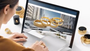 Een persoon bestudeert een stapel gouden sieraden op een online platform met een betrouwbare interface.