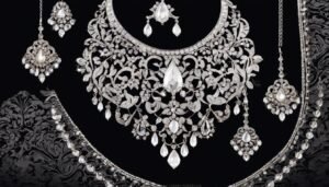 Een gedetailleerde close-up van een platina ketting en oorbellen set.